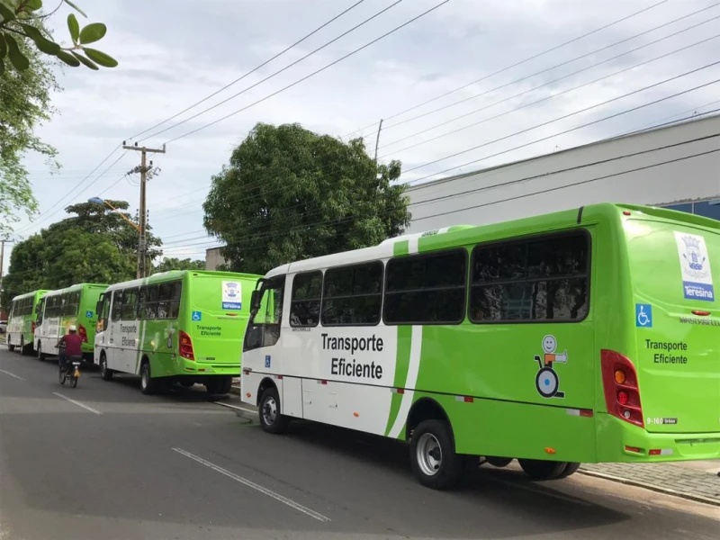Prefeitura recolhe 14 ônibus abandonados do Transporte Eficiente em Teresina.